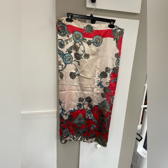 NWT SATIN PRINTED SCARF - Picture 9 of 11
